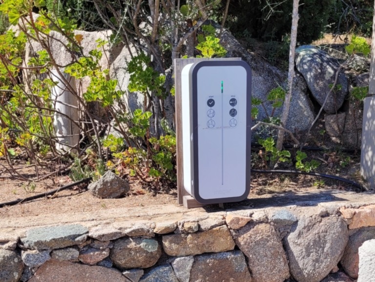 Borne de recharge pour véhicules électriques dans la résidence - U Sole Livante