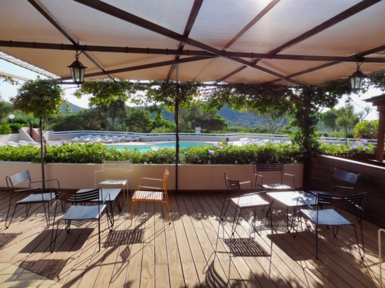 Poolhouse / bar au niveau de la piscine - U Sole Livante