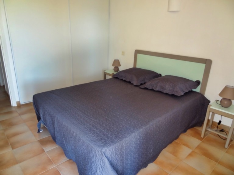 Chambre lit double et grands placards - U Sole Livante